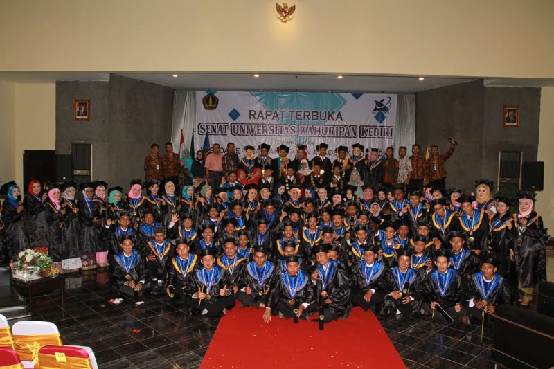 wisuda, universitas kahuripan kediri, kuliah kediri, kampus kediri, kampung inggris, ikcc, insumo