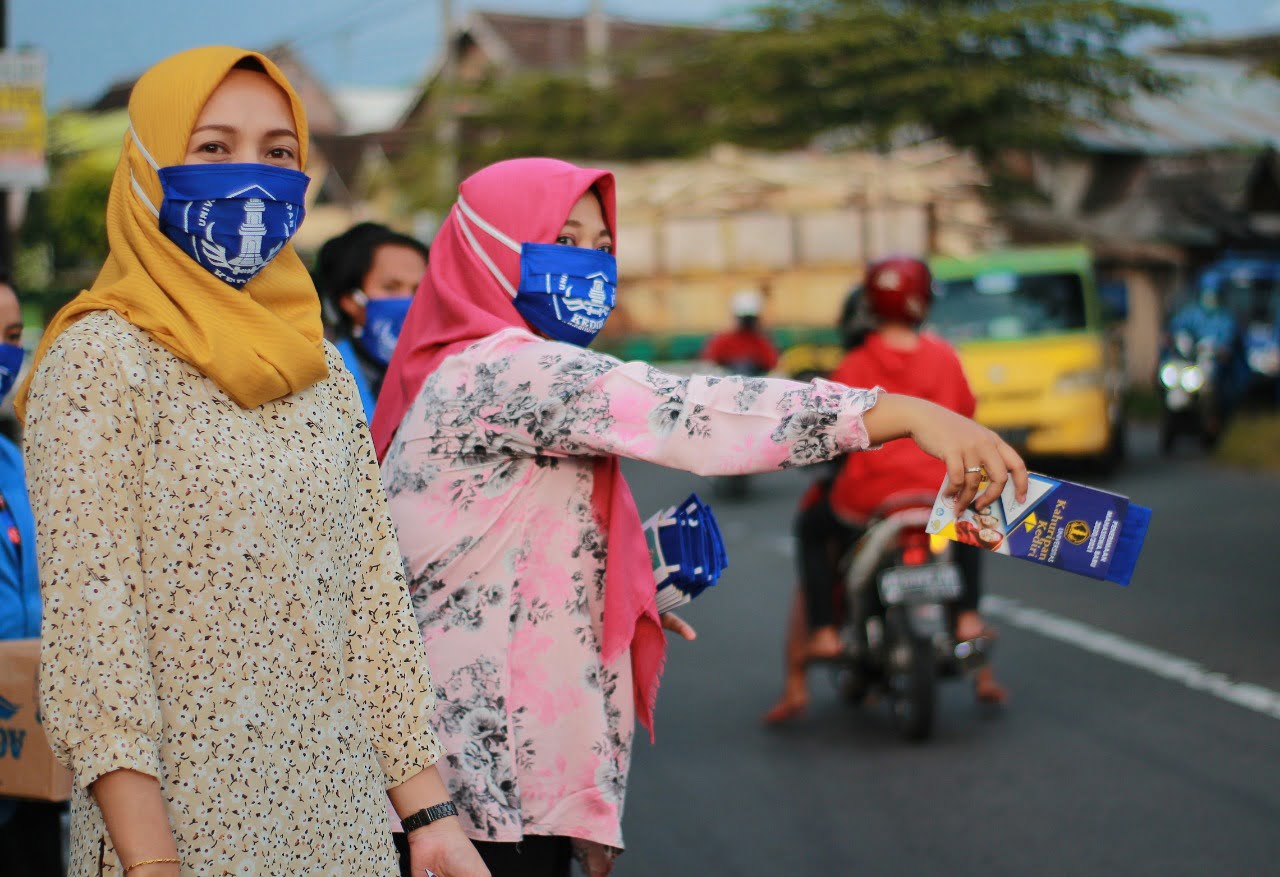 universitas, kahuripan, kediri, fakultas, kuliah, corona, covid-19, virus, aksi, peduli, masker, berbagi, kampung inggris