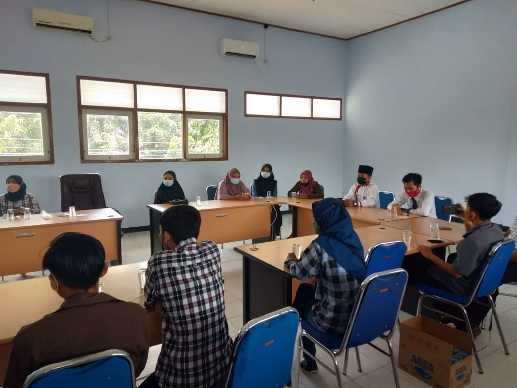 Penyerahan Bantuan UKT Kepada Para Mahasiswa Terdampak Pandemi Covid-19 ...